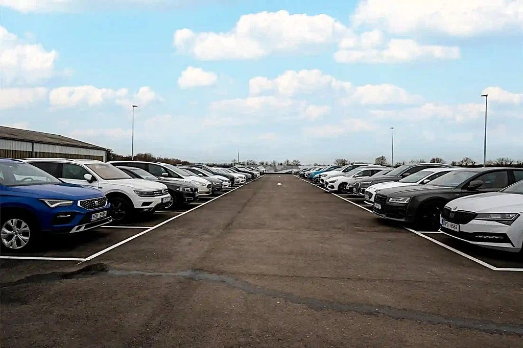 Kényelmes és megfizethető parkolóhelyek a Panda Parken-nél.